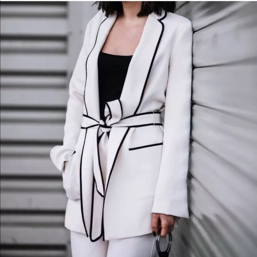 •SOLD• BLOGGER FAV ZARA IVORY BLAZER w CONTRASTING - Picture 4 of 8